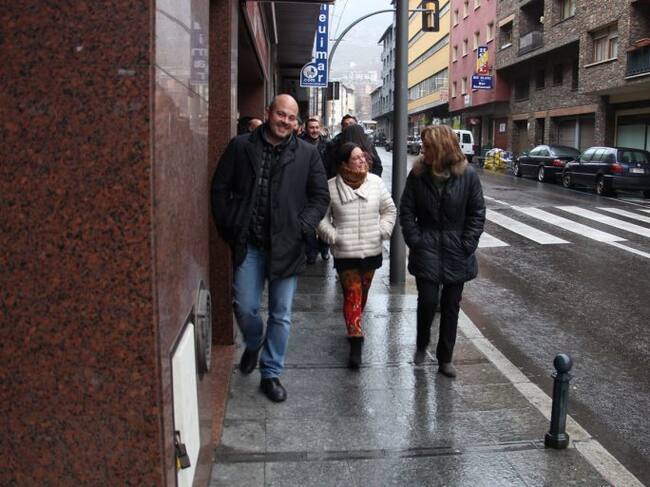 Els candidats d'UP+DA passegen pel poble d'Encamp després de la presentació pública d'aquest matí.