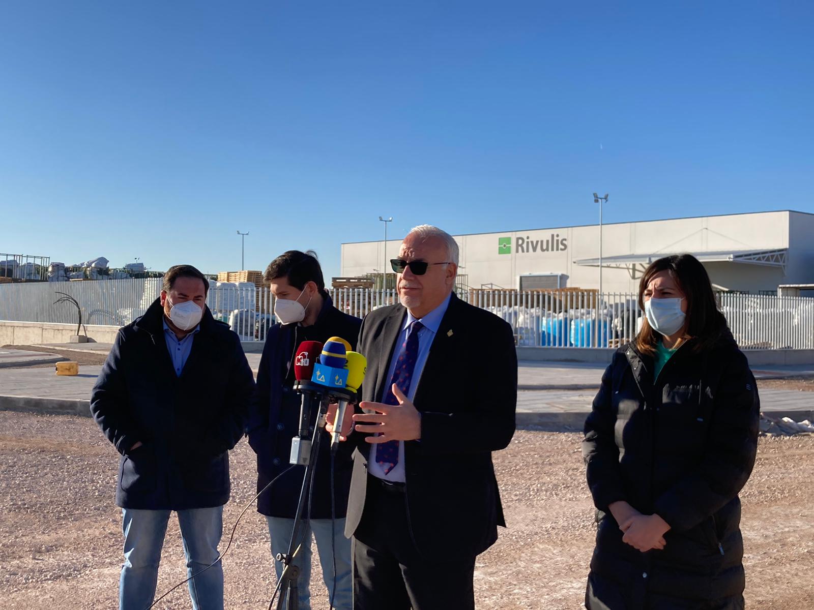 El alcalde de Manzanares, Julián Nieva, junto con parte del equipo de gobierno, durante la visita de las obras de la primera fase del Sector 5