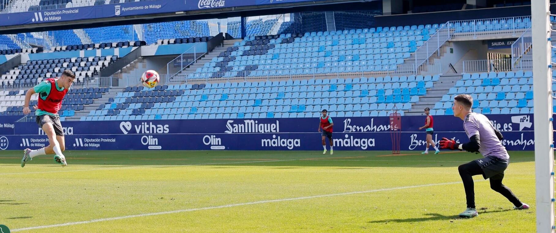 Roberto remata a portería en el entrenamiento ante la mirada de Carlos López