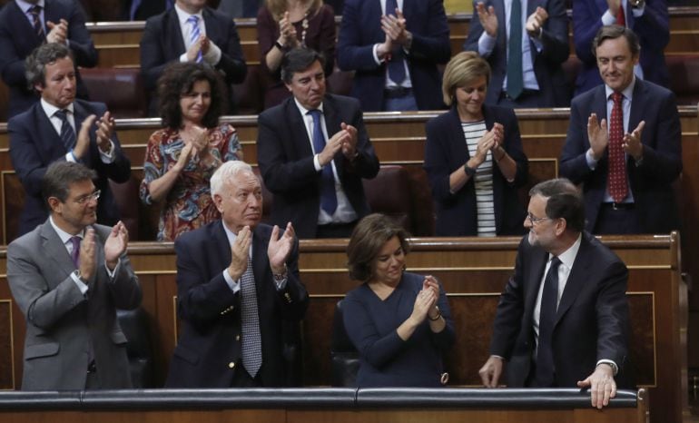 El presidente del Gobierno en funciones y candidato del PP, Mariano Rajoy, es aplaudido por los diputados del partido tras su última intervención en la sesión de la tarde de la segunda jornada del debate de investidura, hoy en el Congreso de los Diputados