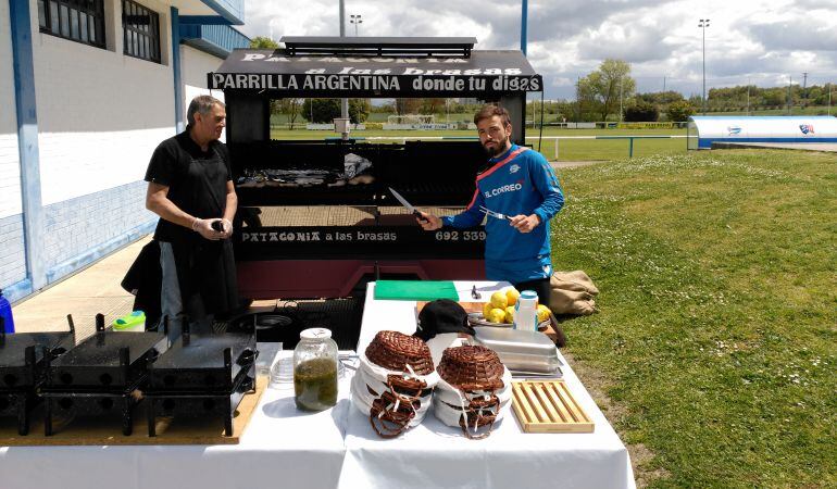Hernán Bernardello posa junto a la parrilla en la que se preparó el asado argentino para toda la plantilla del Alavés.