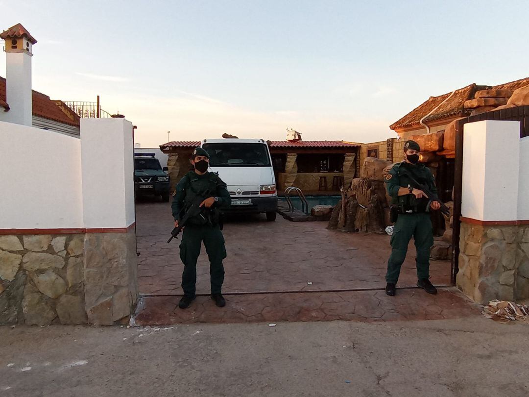 Agentes de la Guardia Civil desplegados este miércoles en uno de los registros