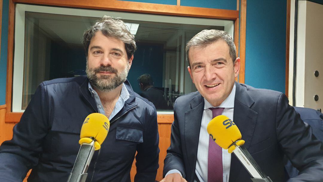 Román San Emeterio y David Gónzalez Pescador durante la tertulia de La Ventana de Cantabria 