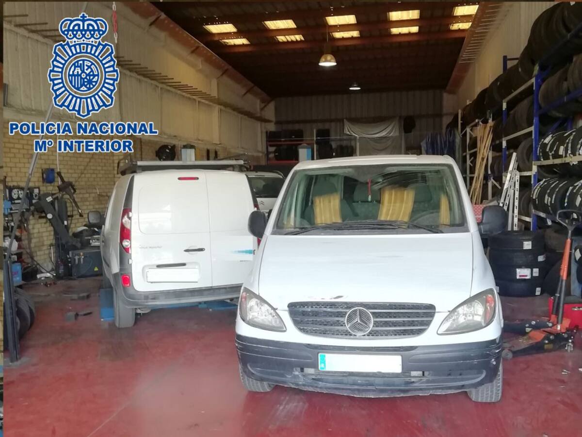 Tres detenidos en Algeciras al desmantelarse un taller de vehículos clandestino
