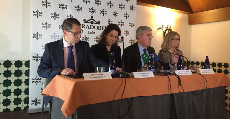 José Enrique Fernández de Moya (segundo por la derecha) durante un acto, este viernes, en el Parador de Jaén.