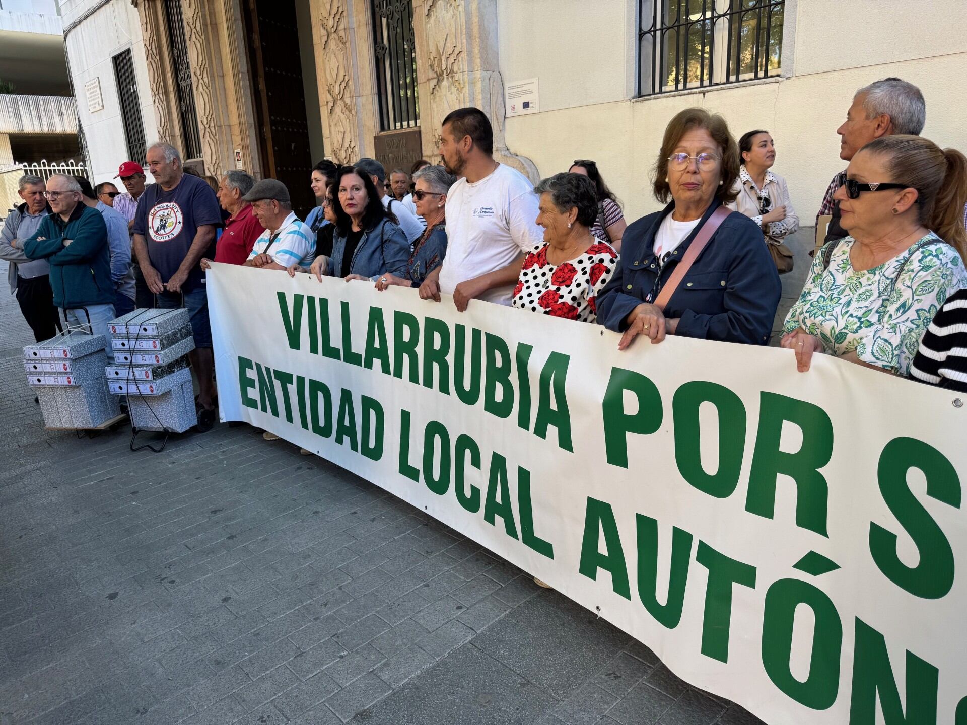 Vecinos de Villarrubia presentan las firmas en la sede de Gran Capitán, acompañados del concejales del PSOE y Hacemos Córdoba