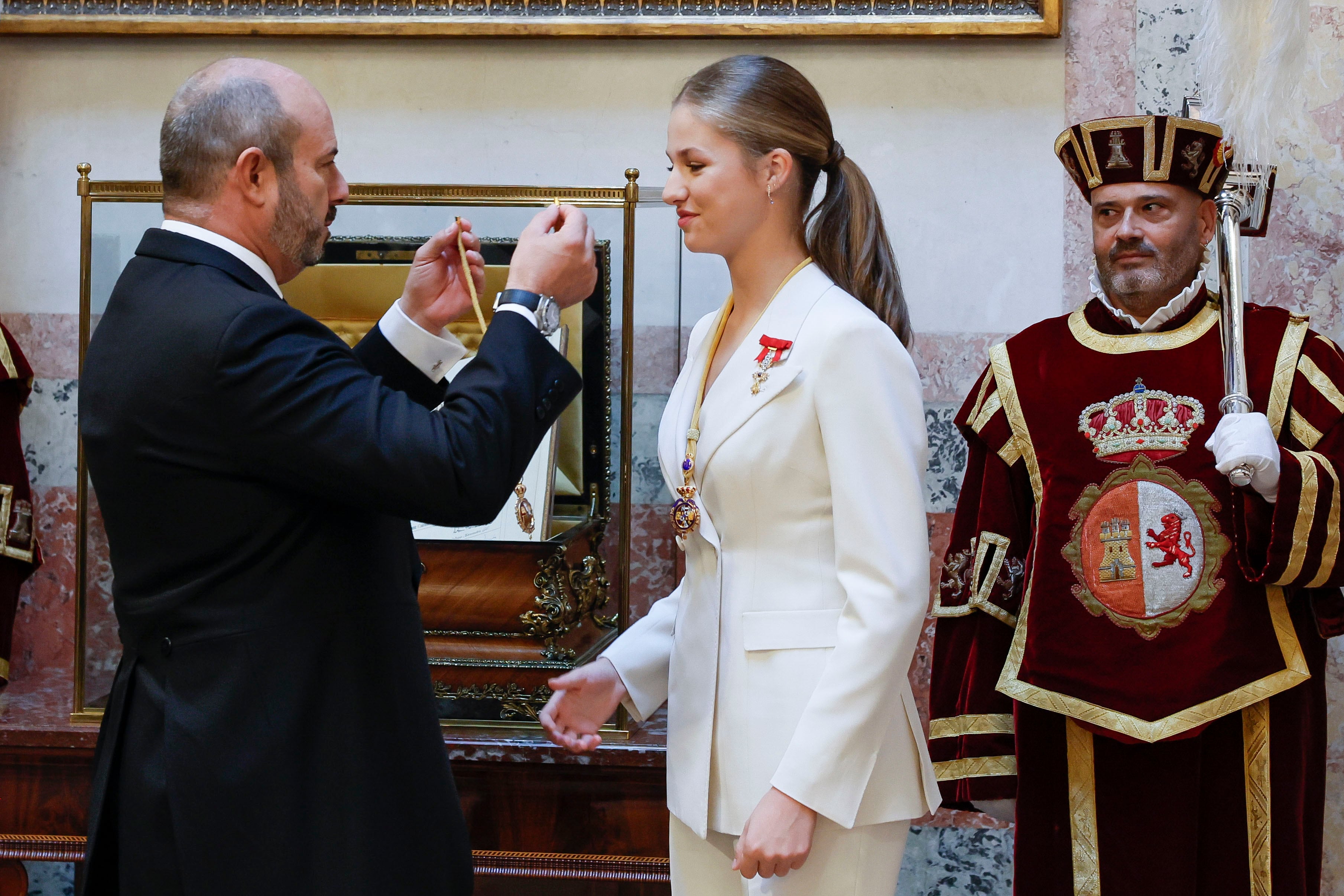 El presidente del Senado, Pedro Rollán, le impone la Medalla del Senado a la princesa Leonor (c), en el escritorio del Congreso.