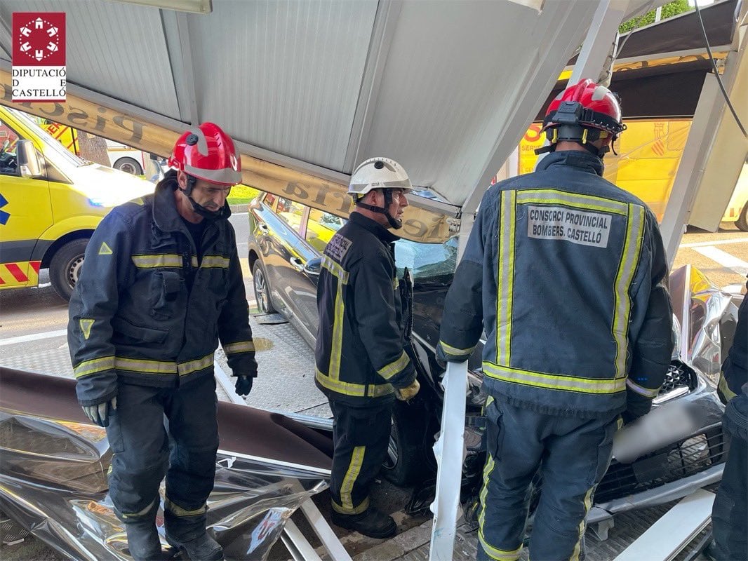 Intervención de los Bomberos de Castellón tras el choque de un coche con una terraza en Borriana.