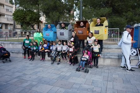 El grupo &quot;Contenedores&quot;, primer premio de disfraces