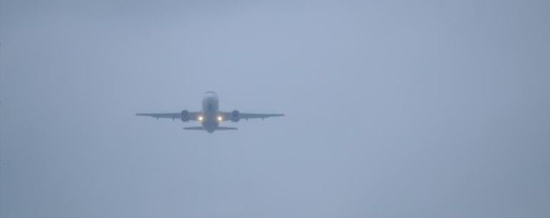 Un avión entre la niebla