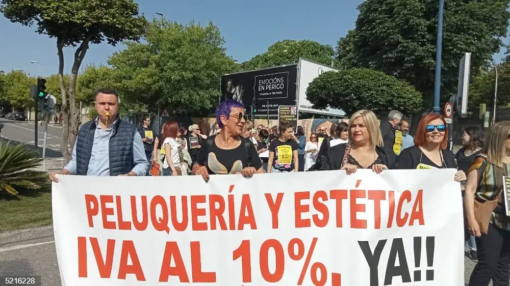 Manifestación en Vigo por la bajada del IVA en peluquerías y centros de estética. Europa Press