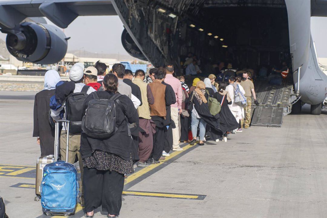 Personas esperan para ser evacuadas en un avión militar estadounidense en el aeropuerto de Kabul