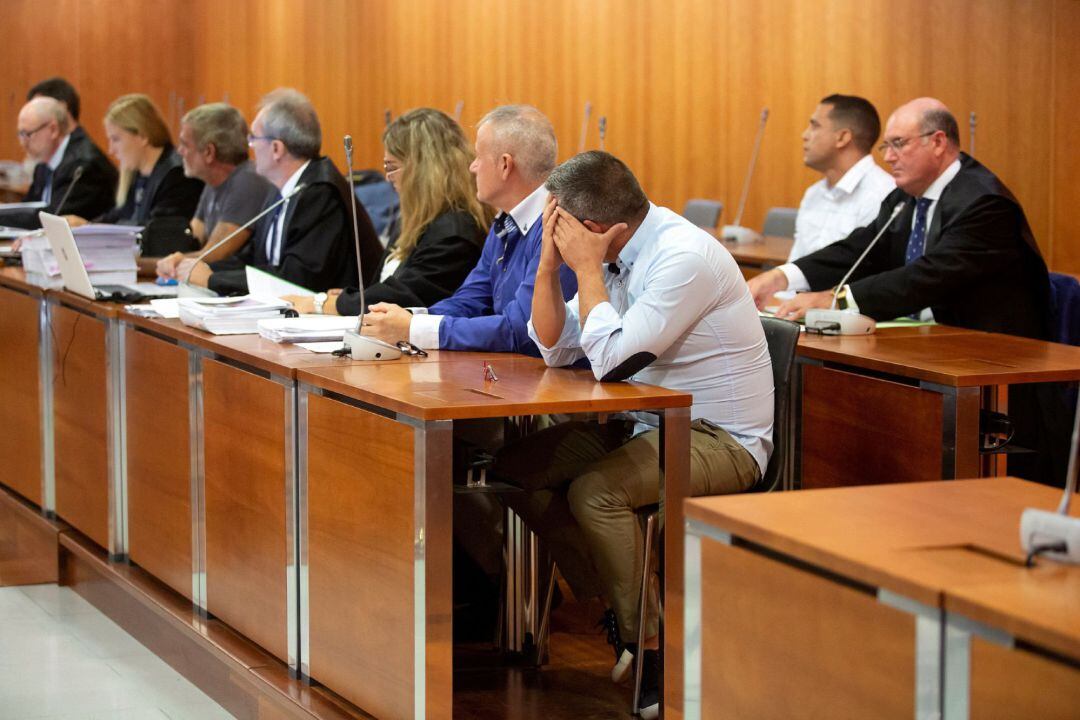 Los acusados en el caso Lucía Garrido junto a sus abogados