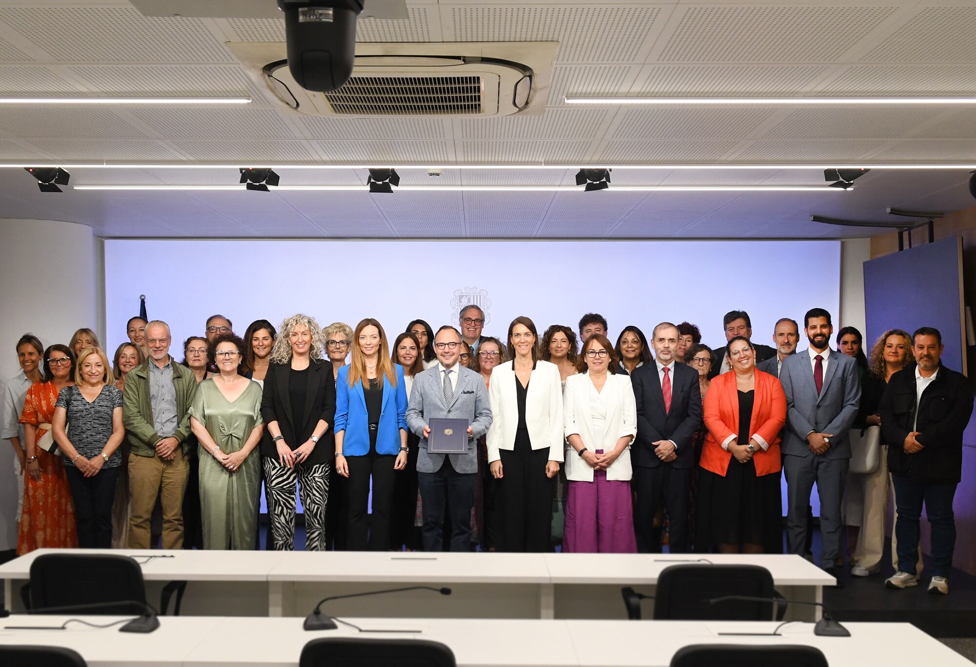 El cap de govern, Xavier Espot, i la ministra de Salut, Helena Mas, acompanyat dels representants de les entitats que han signat el pacte d'Estat