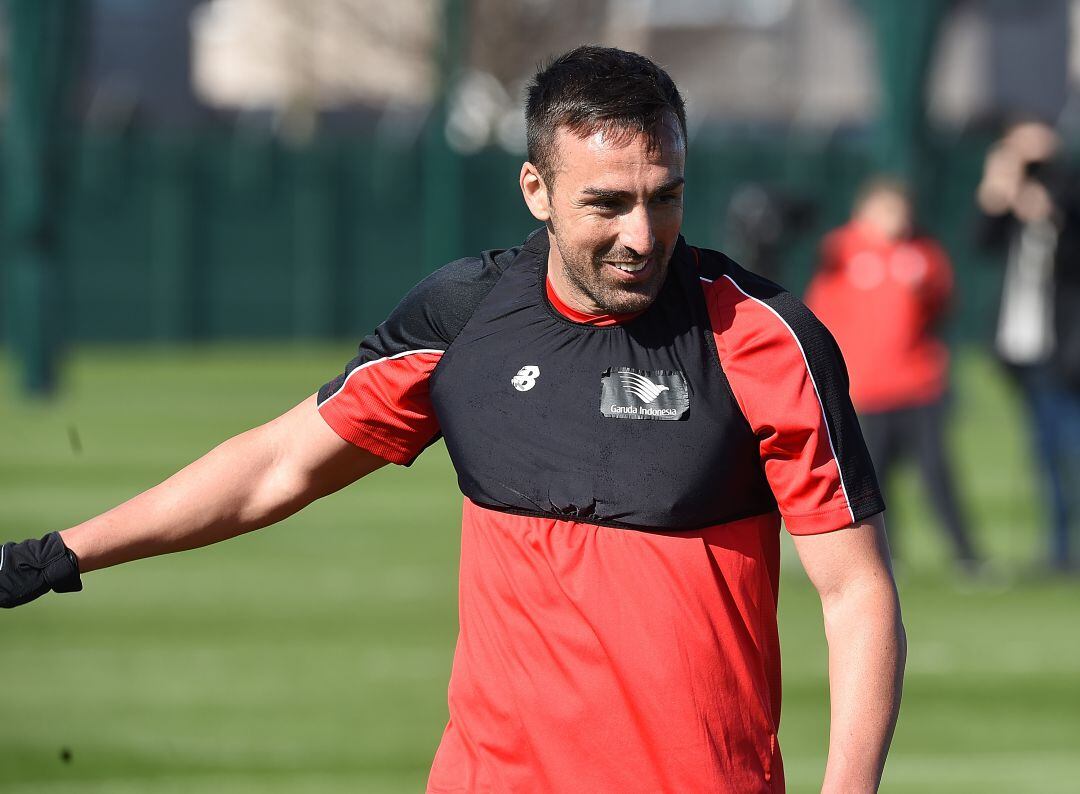 José Enrique, durante un entrenamiento con el Liverpool