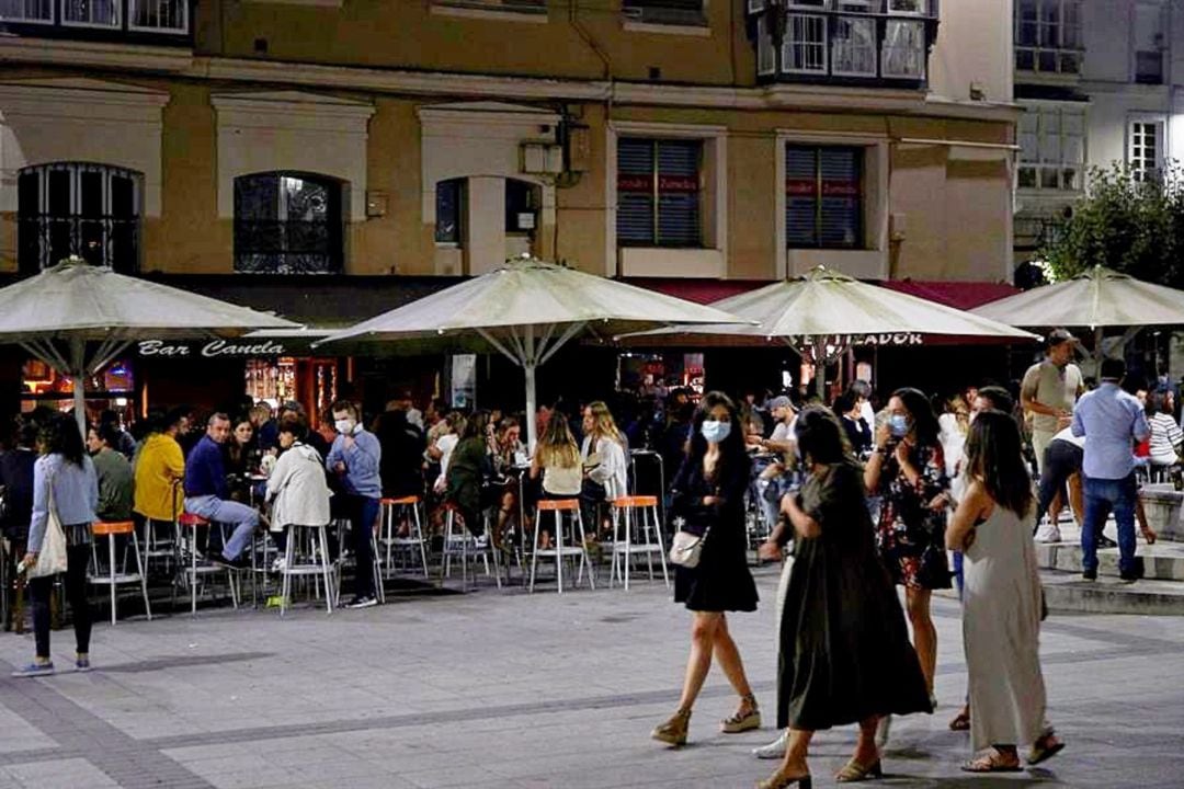 Plaza de Cañadio en Santander con ambiente nocturno.