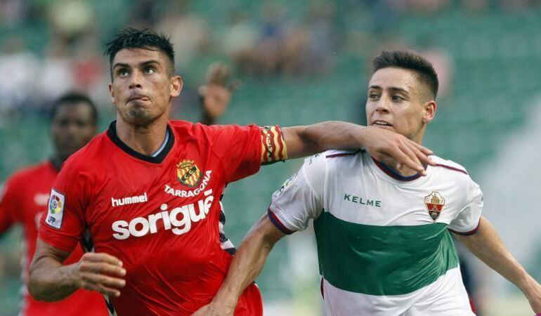 Xisco Campos protegeix una pilota davant un jugador de l'Elche.