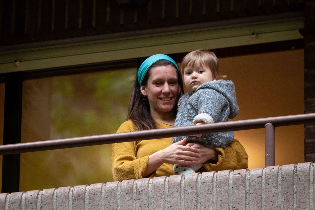 Una madre y su hija en una terraza de Madrid durante el aplauso diario a los sanitarios