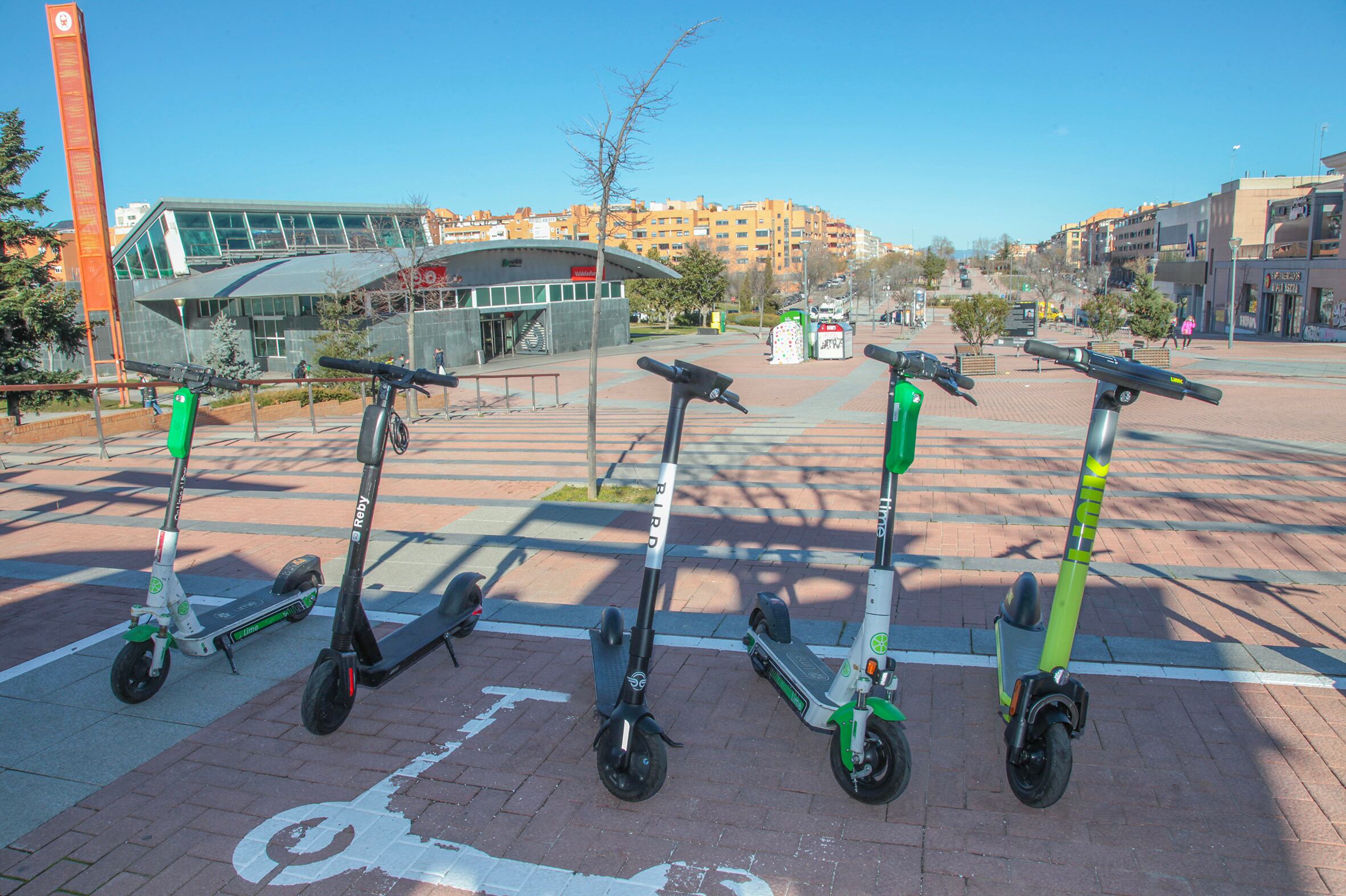 Patinetes eléctricos frente a la estación de Cercanías de Valdelasfuentes en Alcobendas