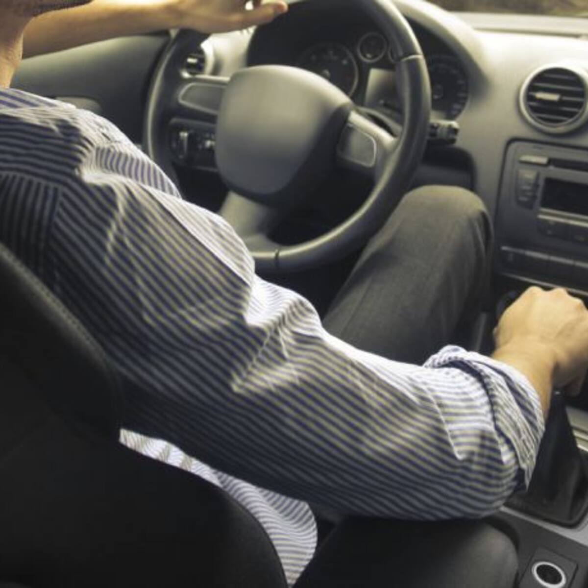 Embistió a los policías con su coche