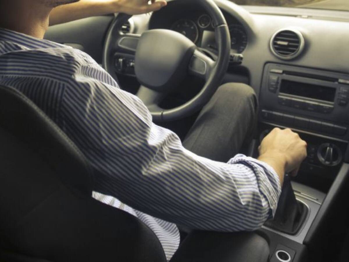 Embistió a los policías con su coche