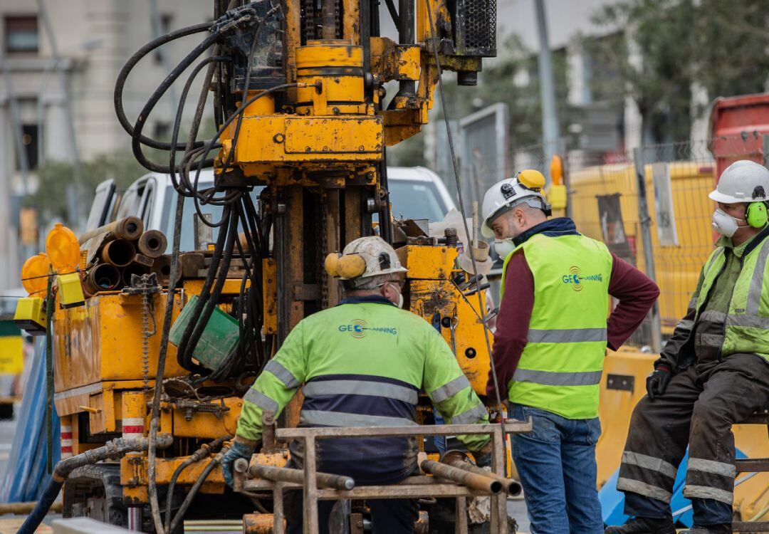Obrers treballant als carrers de Catalunya