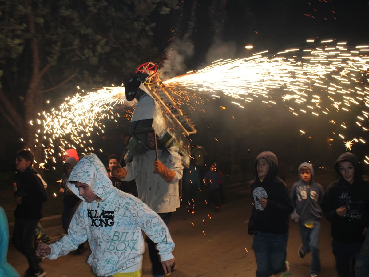 Ayerbe inicia sus fiestas en honor de Santa Leticia con sus imponentes toros de fuego y mucha animación