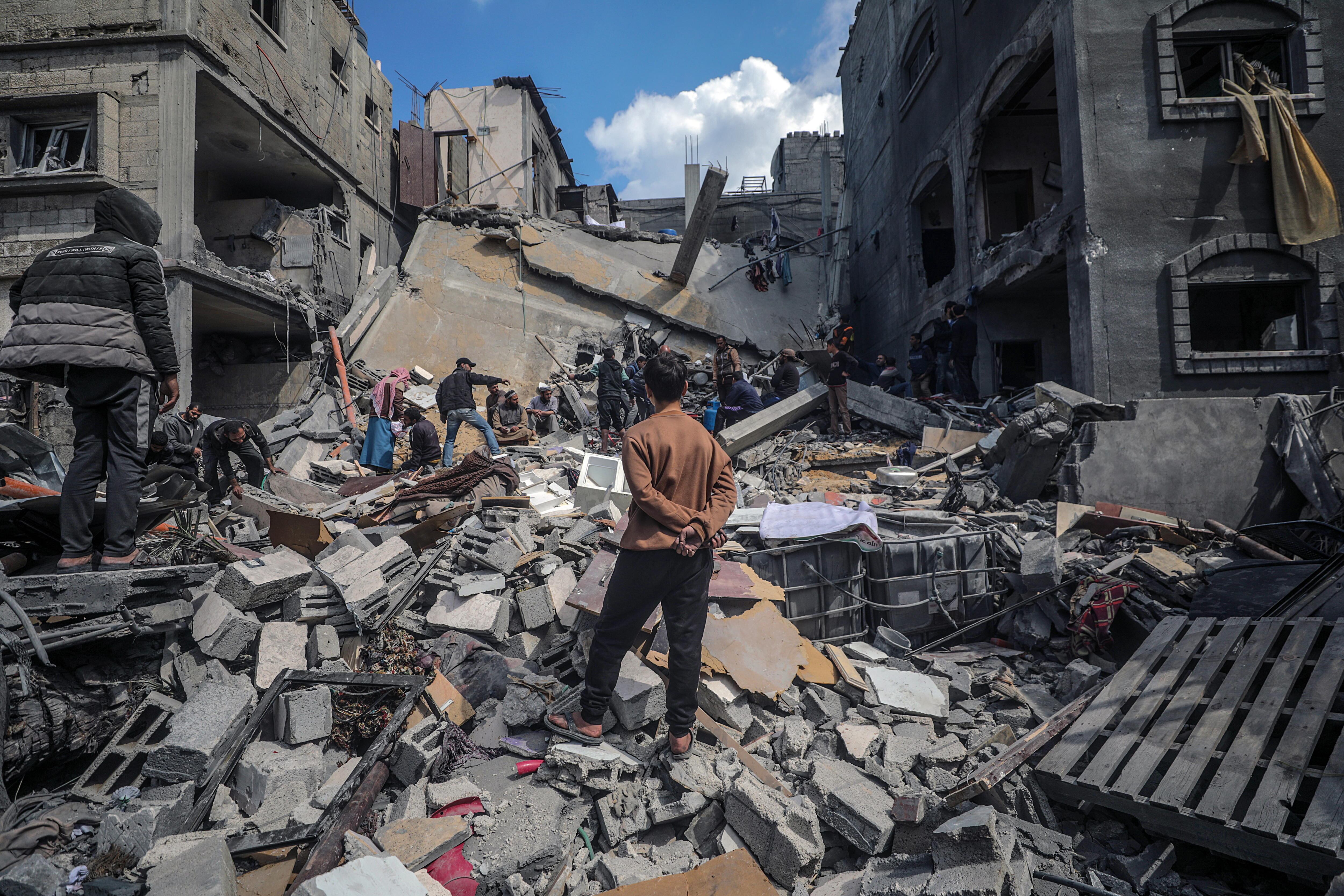 Israel mantiene combates en el sur y centro de Gaza a la espera de una tregua por Ramadan.EFE/EPA/MOHAMMED SABER