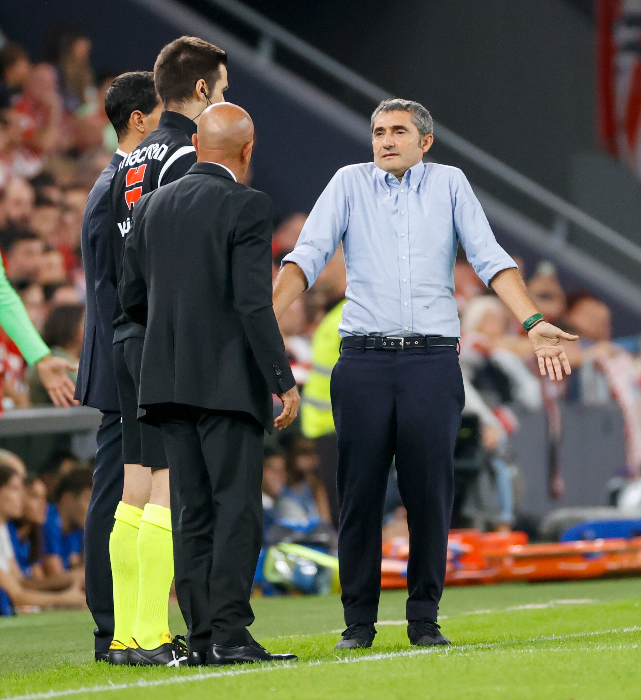 Ernesto Valverde, durante el partido de la novena jornada de Liga en Primera División este sábado en el estadio de San Mamés, en Bilbao. EFE/Luis Tejido