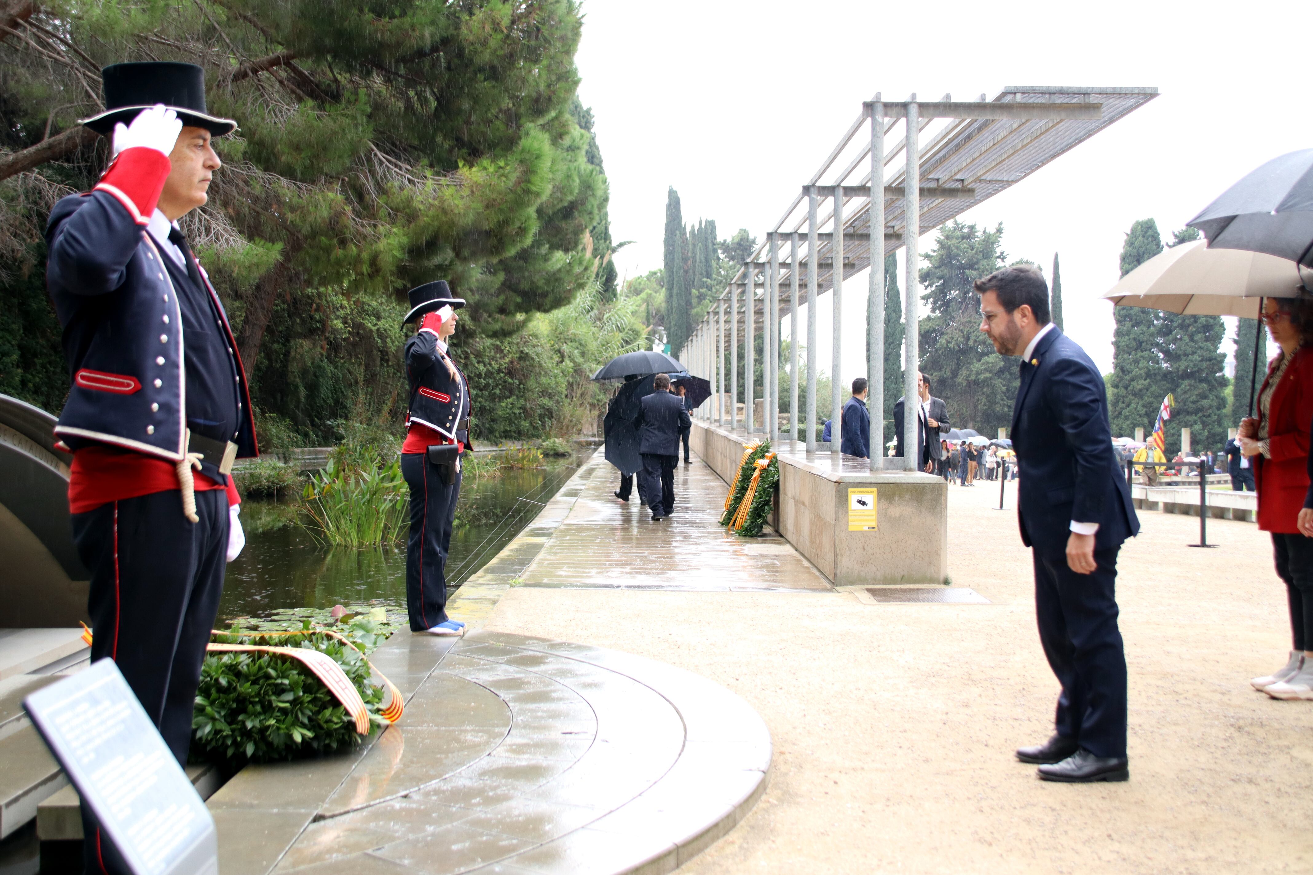 El president de la Generalitat, Pere Aragonès, durant l'homenatge a la tomba de Lluís Companys
