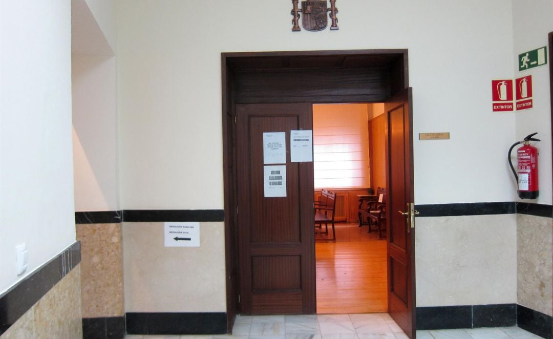 Acceso a la sala de vistas de la Audiencia Provincial