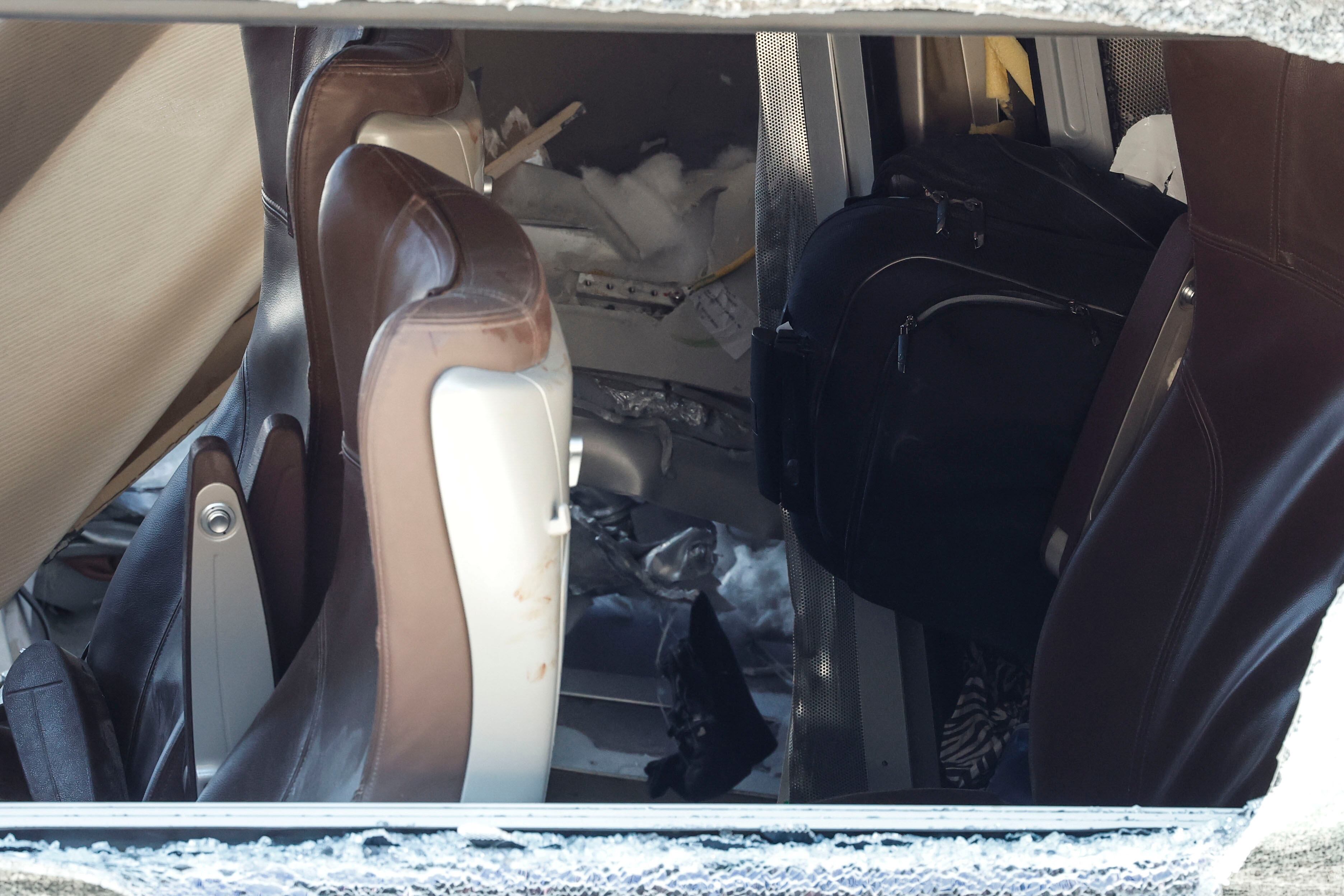 ADAMUZ (CÓRDOBA), 20/01/2026.- Detalle de los asientos destrozados en el interior de los vagones siniestrados del accidente ferroviario en Adamuz (Córdoba) del pasado domingo que ha dejado al menos hasta este martes 41 víctimas mortales. EFE/J.J.Guillén