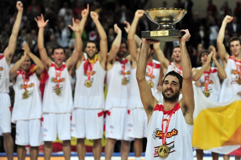 Navarro levanta el trofeo del Eurobasket de 2009 como capitán de la selección española de baloncesto.