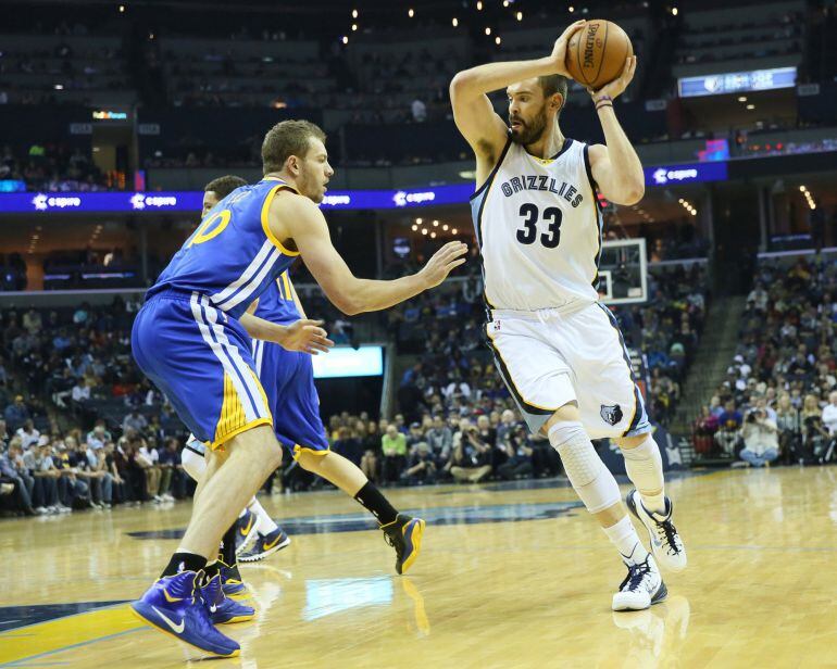 Marc Gasol disputa un balón ante David Lee, de Golden State Warriors