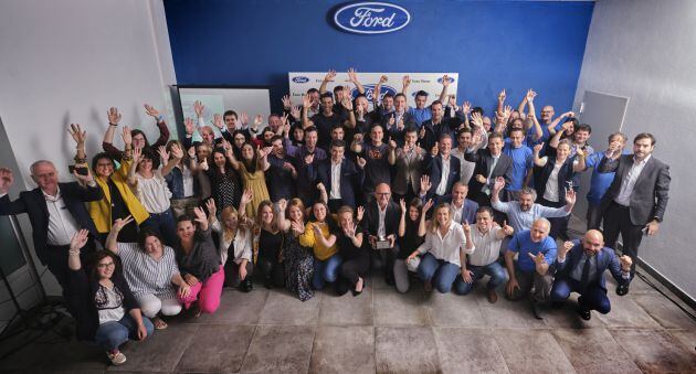 Foto de familia de los trabajadores de Ford Easo Motor tras recibir el Chairman&#039;s Adward.