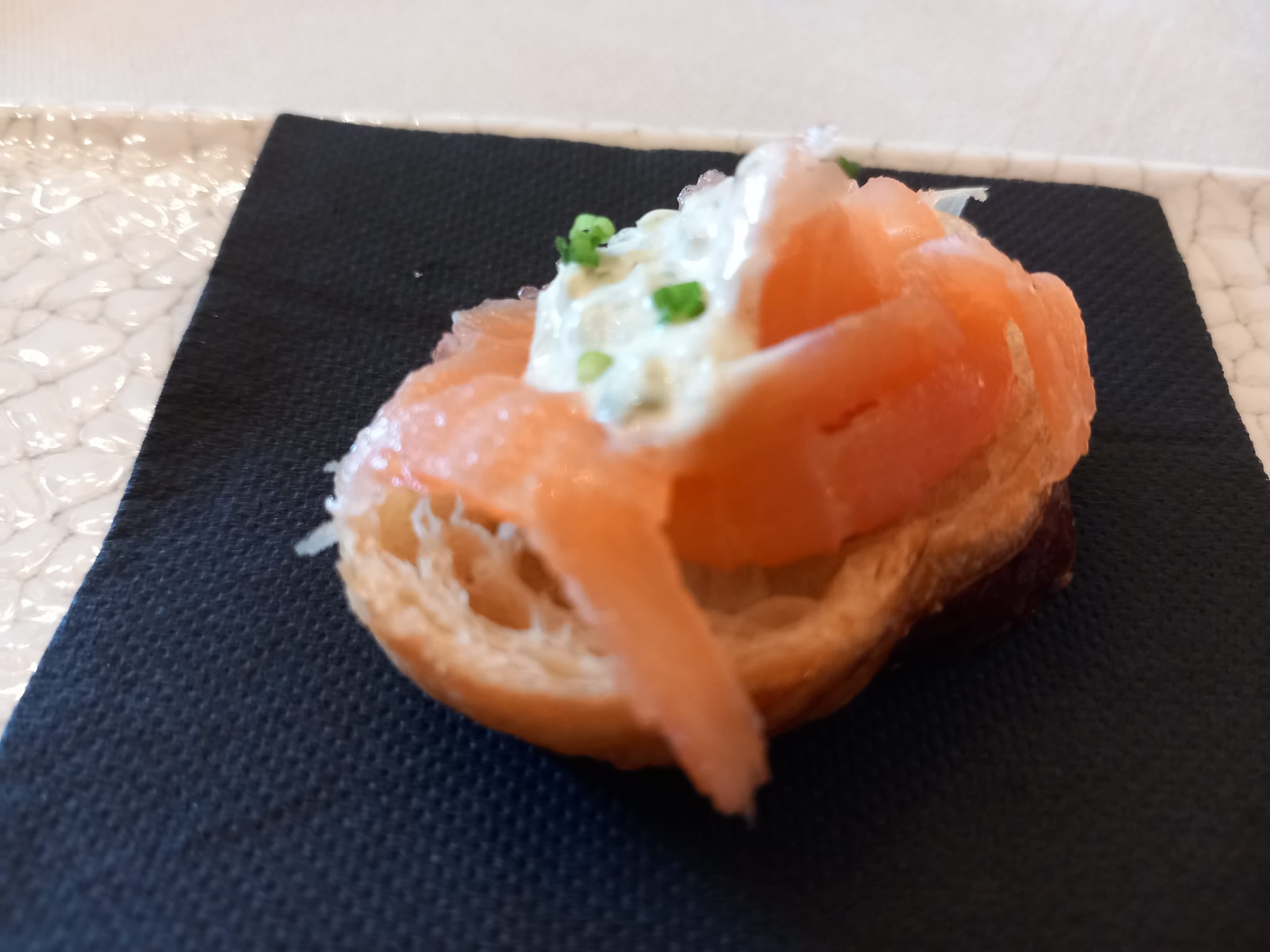 Tostadita con salmón ahumado y salsa tártara