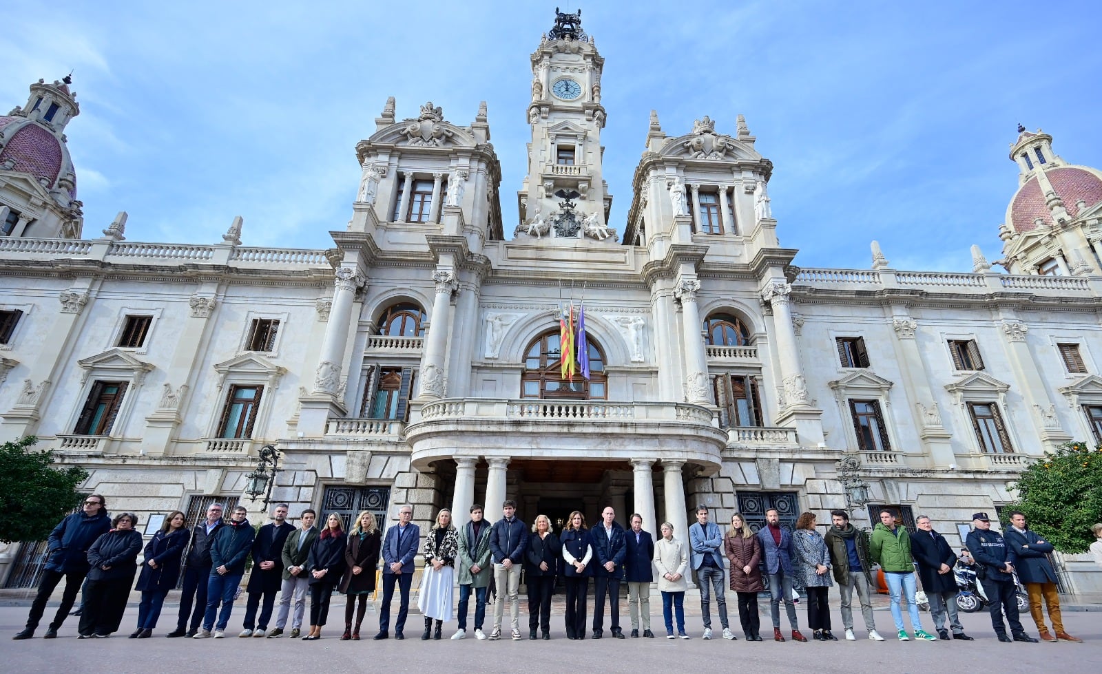 Minuto de silencio en el Ayuntamiento de Valencia con motivo del accidente de Ademuz