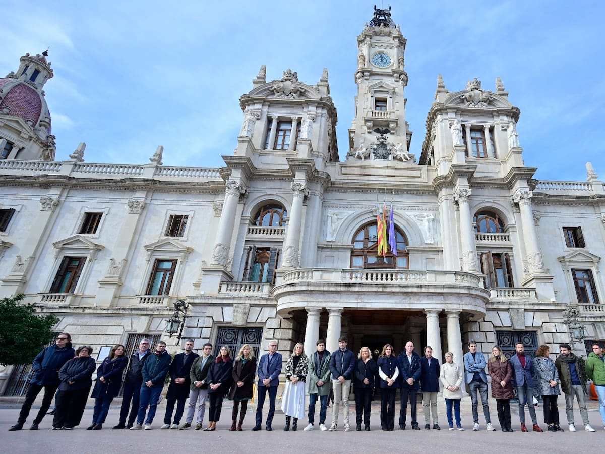 Instituciones valencianas guardan un minuto de silencio desde el "cariño" y la "solidaridad" a las víctimas