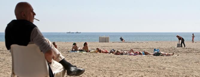 Un grupo de mujeres toma el sol en Valencia en abril de 2011, con temperaturas anormalmente altas