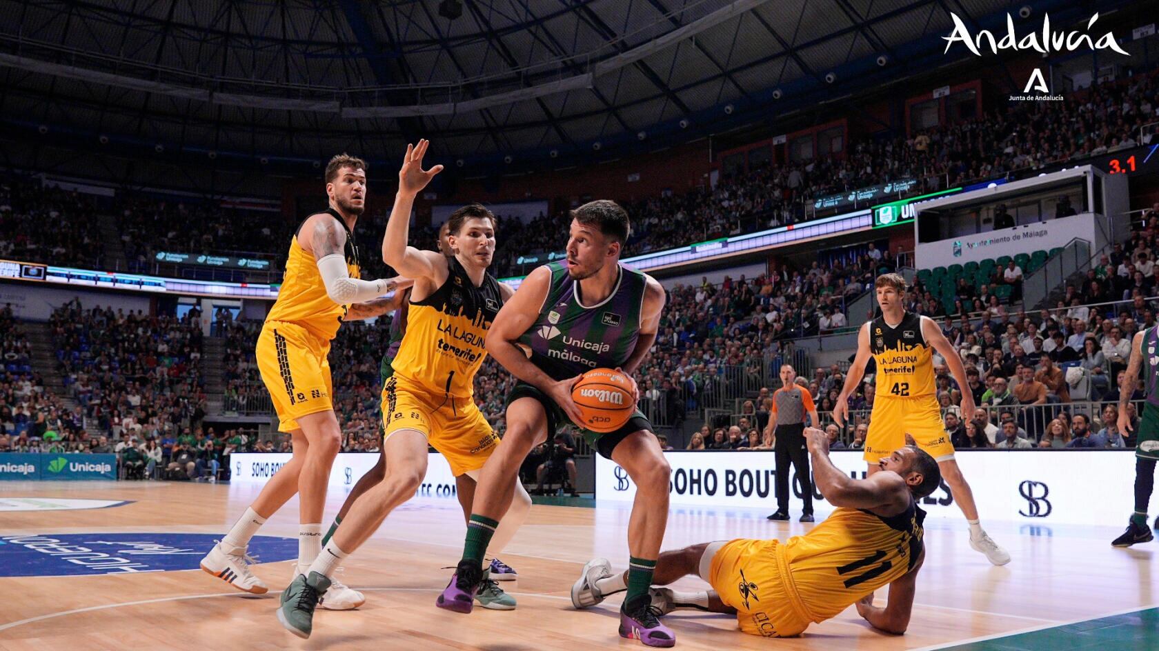 El alero del Unicaja Jonathan Barreiro, en una acción de un partido contra La Laguna Tenerife