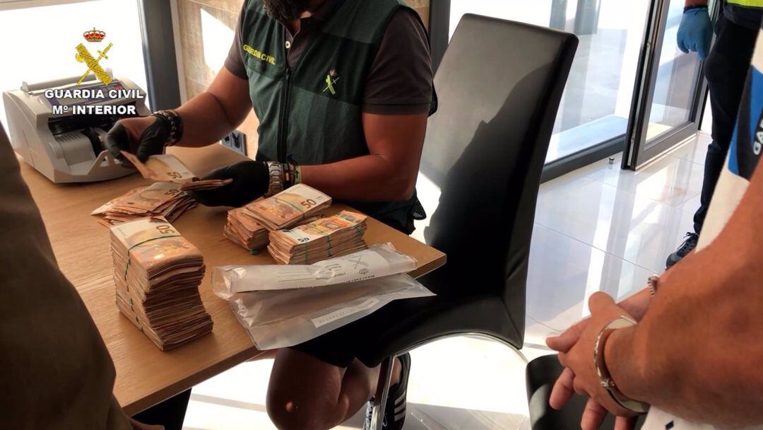 Recuento del dinero en la intervención.