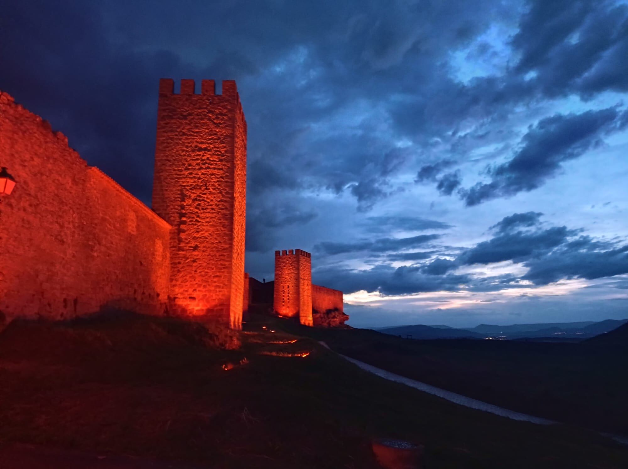 Artajona ilumina el Cerco de rojo en el primer aniversario de la muerte de David Beriain y Roberto Fraile