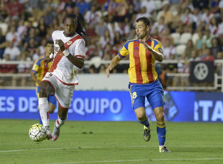 GRA369. MADRID, 22/08/2015.- El delantero angoleño del Rayo Vallecano Alberto Manucho (i) lucha el balón con Javi Fuego, del Valencia CF, en partido de la primera jornada de Liga en Primera División que se disputa esta noche en el estadio de Vallecas, en Madrid. EFE/Luca Piergiovanni