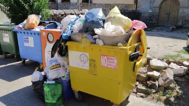 Contenedores de basura en Villar de los Barrios después de varios días sin recogida