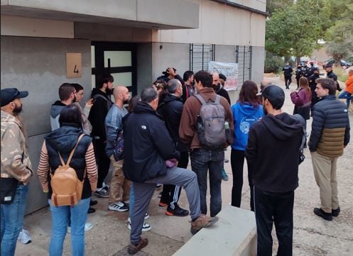 Ciudadanos y miembros del Sindicat de Barri Carolines tratan de paralizar el desahucio de una familia de una vivienda de la calle Poeta Vicente Medina de Alicante