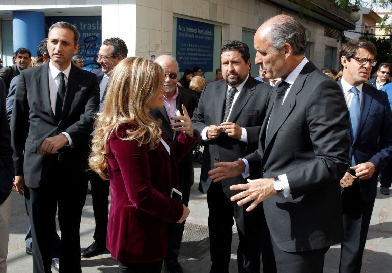 El expresidente del Consell, Francisco Camps, conversa con la secretaria general del PPCV, Eva Ortiz, en el funeral de la expresidenta de la Diputación de Alicante y exalcaldesa de San Vicente, Luisa Pastor