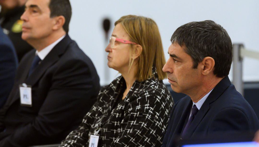 El exdirector de los Mossos d’Esquadra, Pere Soler (izq); la exintendente de Mossos d’Esquadra, Teresa Laplana (centro); y el mayor de los Mossos d’Esquadra, Josep Lluís Trapero (dech) en la Audiencia Nacional.