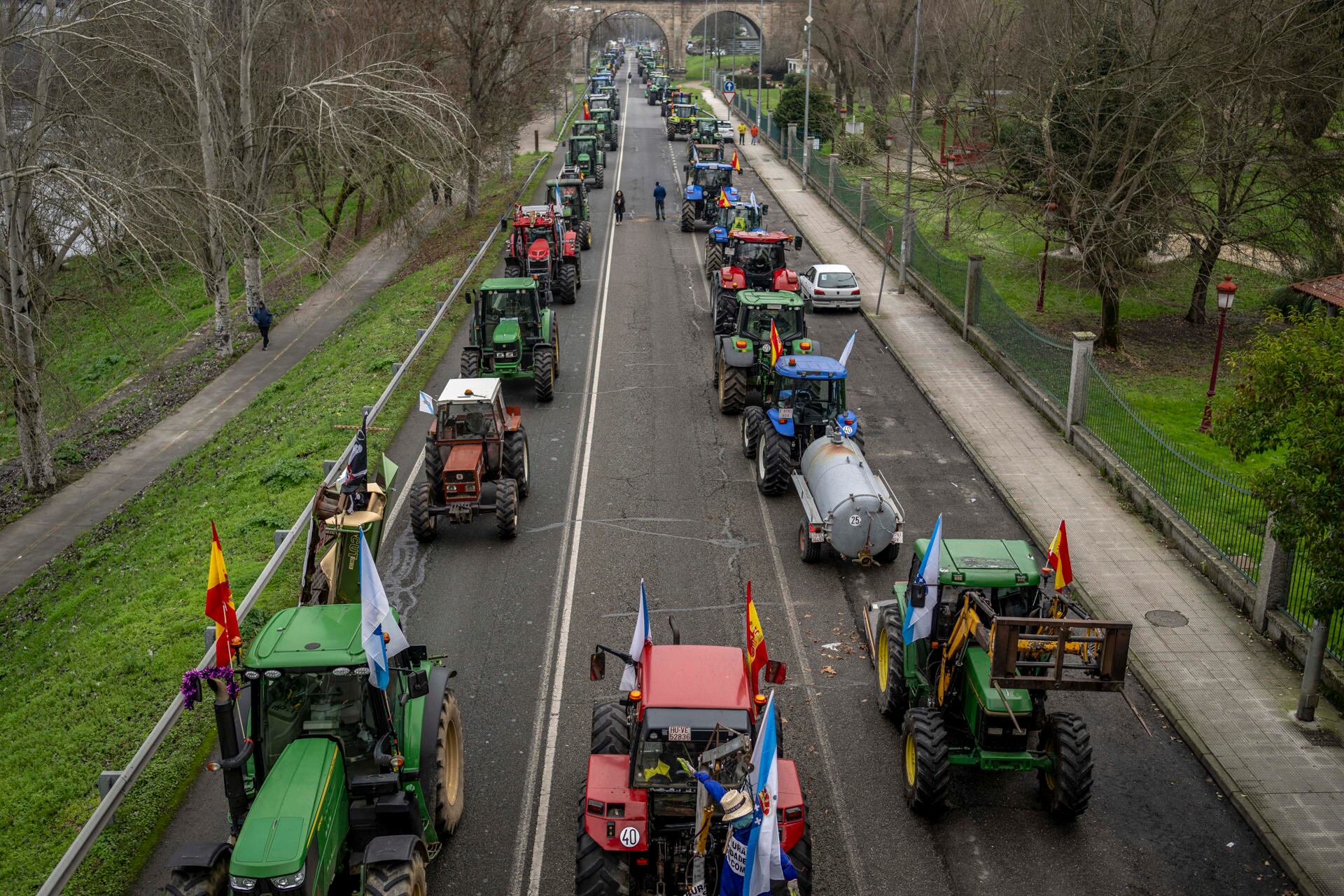 Tractoristas en la N-120, a la entrada de Ourense. (EFE).