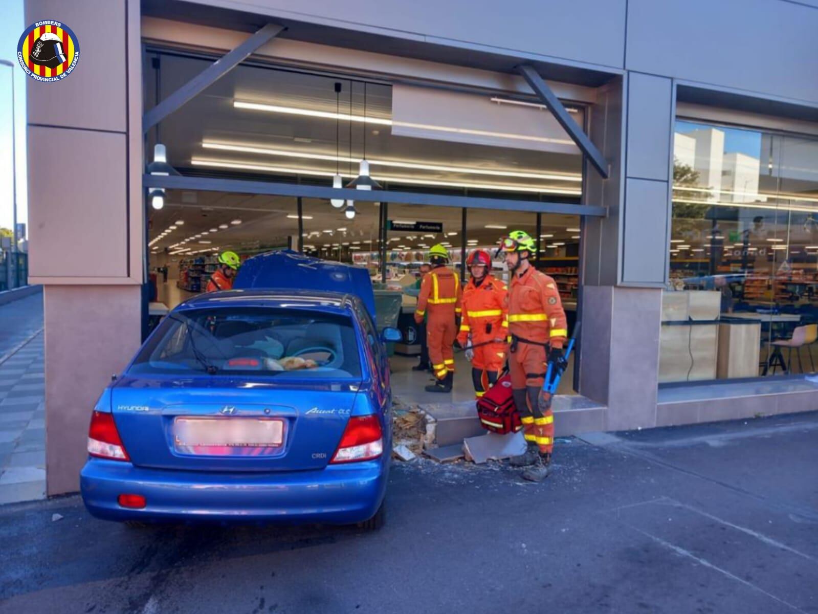 Los bomberos de Burjassot intervienen tras el choque de un vehículo contra un establecimiento