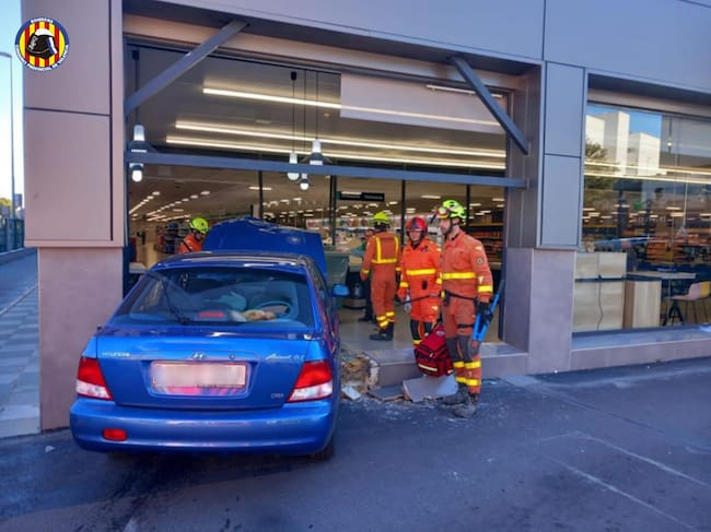 Los bomberos de Burjassot intervienen tras el choque de un vehículo contra un establecimiento